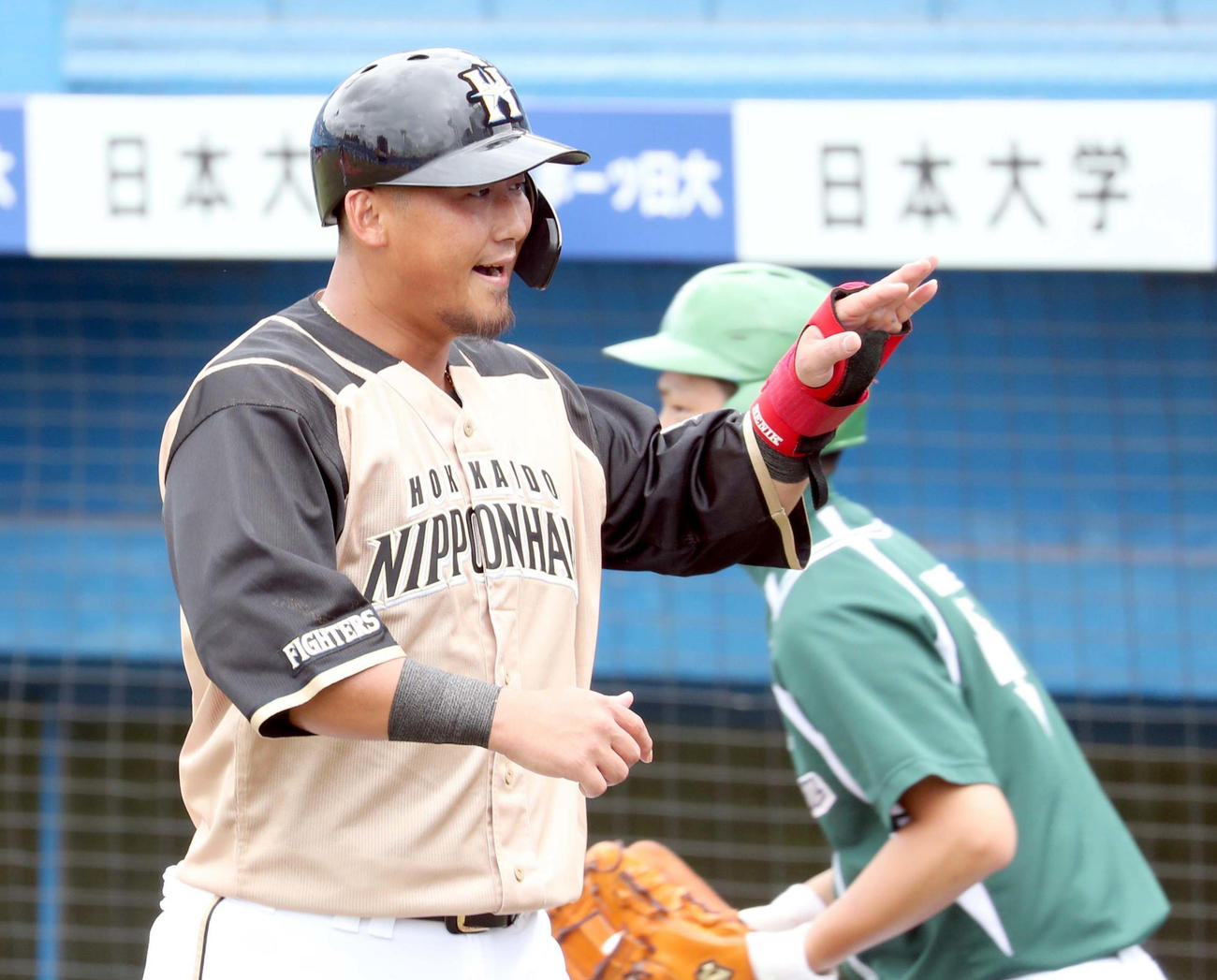 1回表日本ハム1死二塁、渡辺の中前適時打で生還する中田（撮影・佐藤翔太）