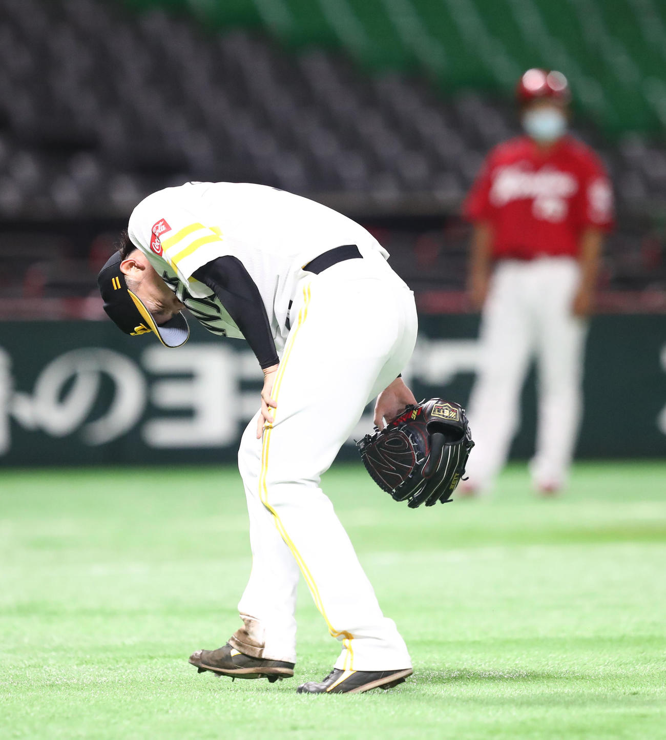 ソフトバンク対広島　1回表広島無死、東浜はピレラの打球を足で受けながらも素早く処理し投ゴロに仕留める、左足が痛そうな表情（撮影・梅根麻紀）