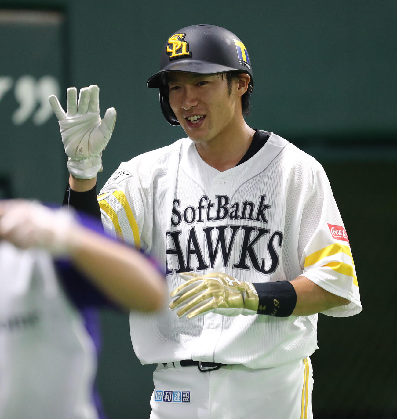 ソフトバンク対広島　1回裏ソフトバンク1死一、三塁、長谷川勇也の右前先制適時打で生還した柳田悠岐は笑顔（撮影・梅根麻紀）