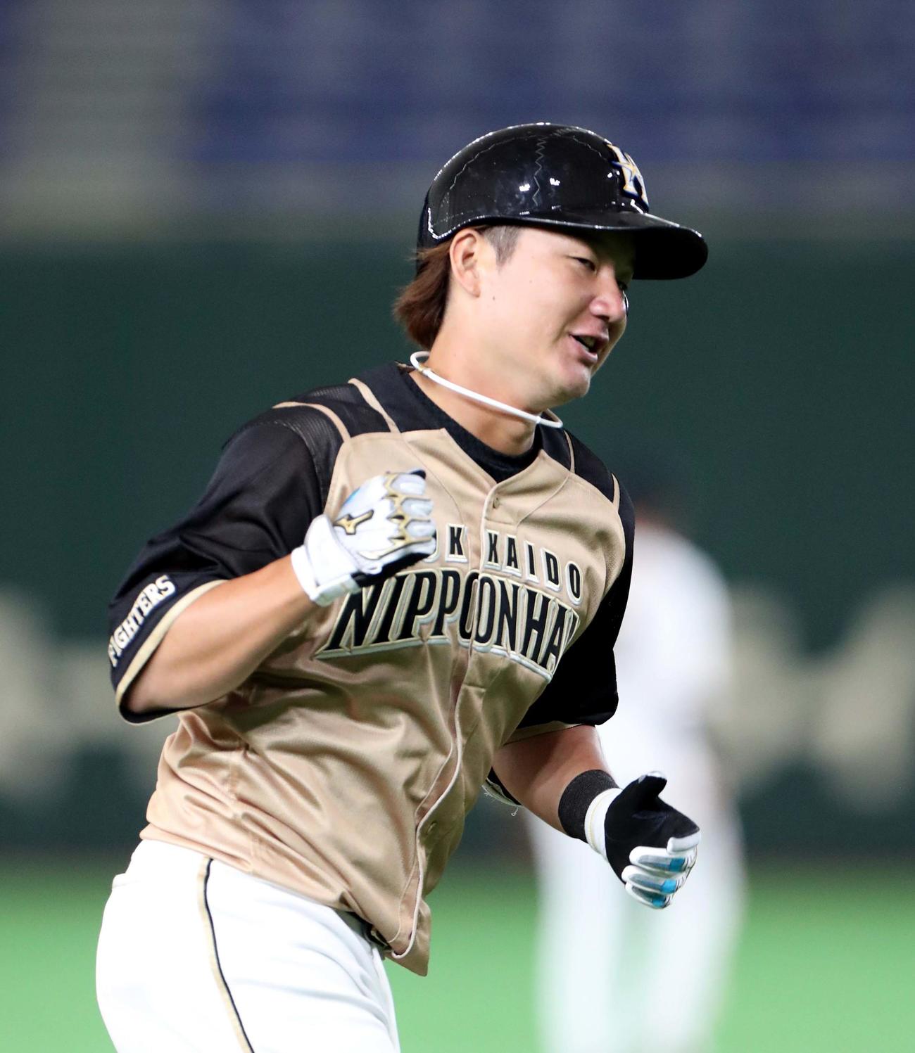 巨人対日本ハム　4回表日本ハム1死、渡辺は先制となるソロ本塁打を放ちガッツポーズをする（撮影・佐藤翔太）