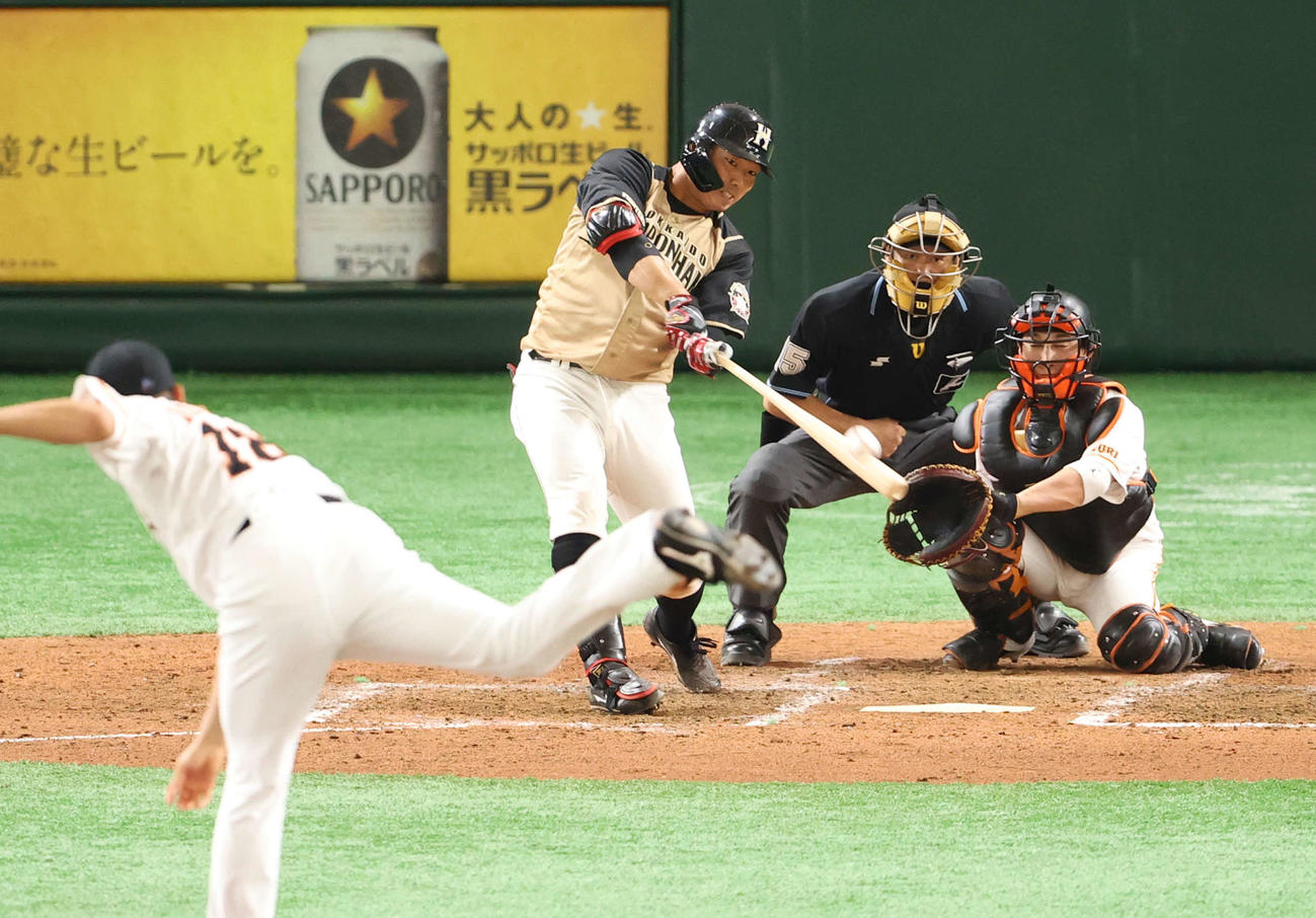 5回表日本ハム1死、右越え本塁打を放つ宇佐見。投手菅野（撮影・河野匠）