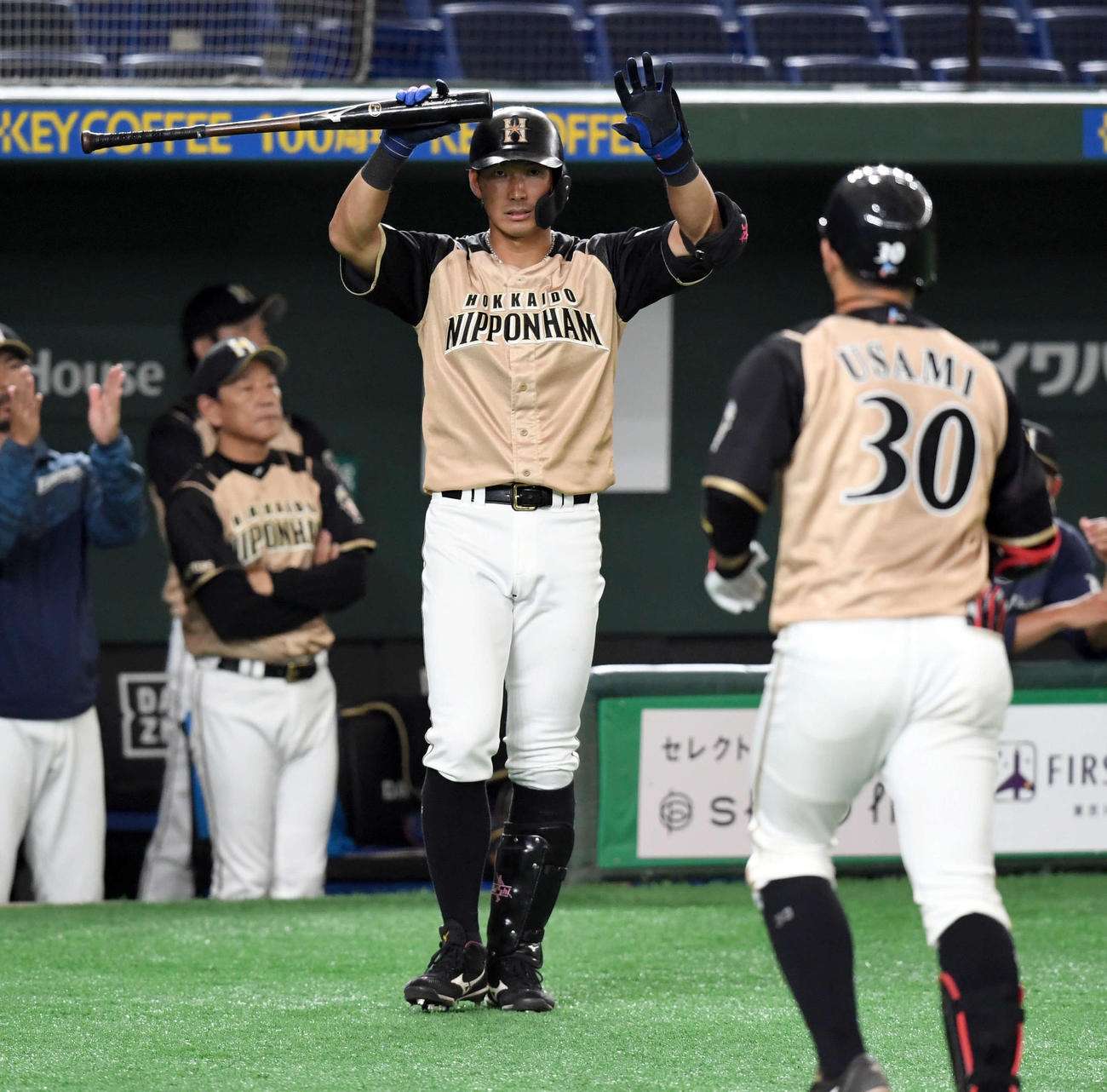 5回表日本ハム1死、ソロ本塁打を放った宇佐見を迎える大田（撮影・たえ見朱実）