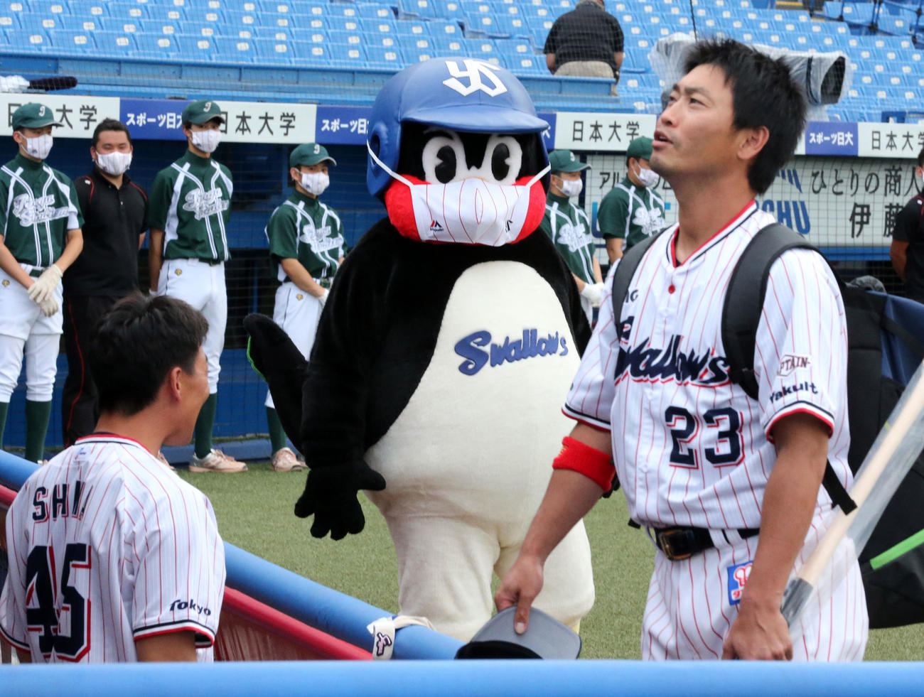 ヤクルト対楽天　マスク姿のつば九郎（中央）。右は青木（撮影・浅見桂子）