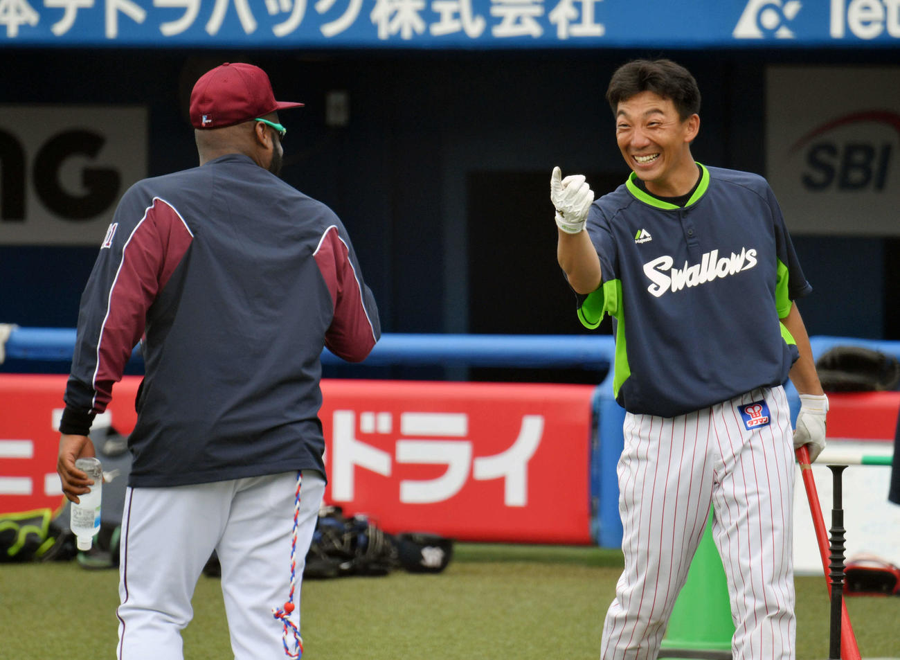 ヤクルト対楽天　試合前練習で楽天ウィーラー（左）と笑顔で話すヤクルト嶋（撮影・滝沢徹郎）