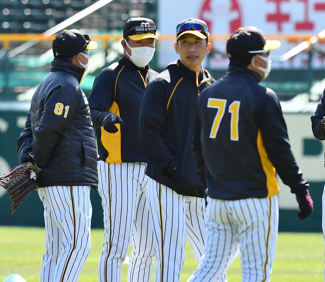 マスクをしてグラウンドに出る左から清水雅治ヘッドコーチ、井上一樹打撃コーチ、矢野燿大監督、久慈照嘉コーチ（2020年3月12日撮影）