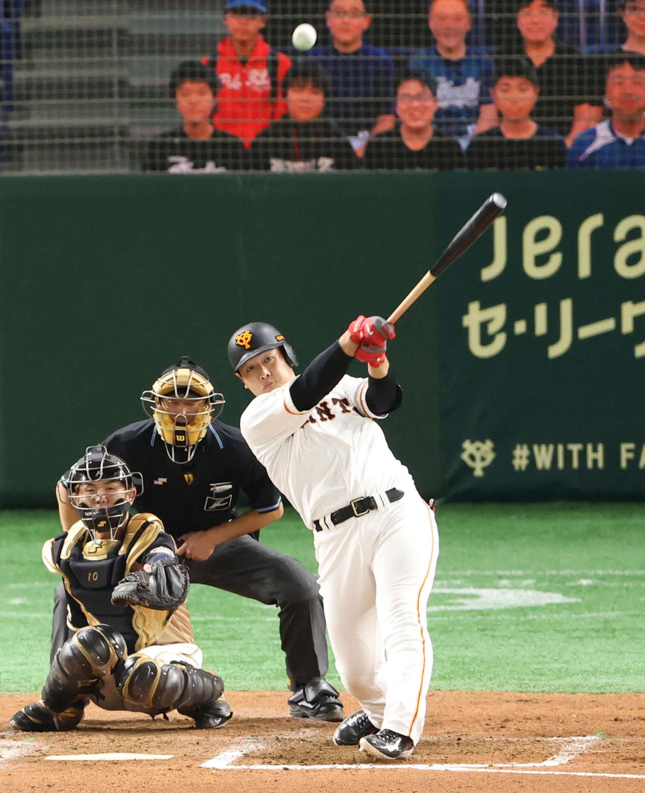 巨人対日本ハム　6回裏巨人2死一塁、左中間に2点本塁打を放つ岡本（撮影・河野匠）
