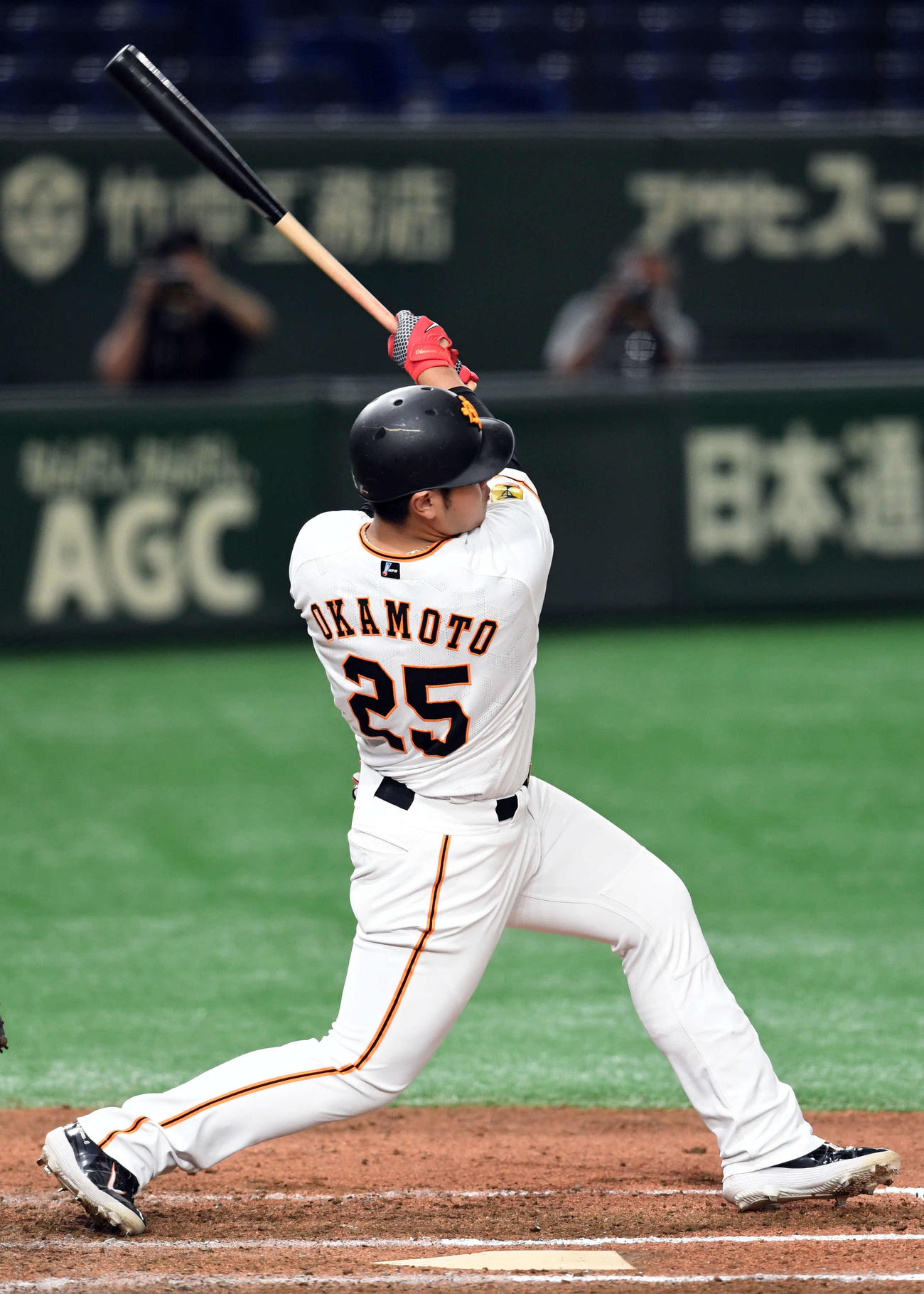 巨人対ヤクルト　6回裏巨人2死一塁、左越えに2点本塁打を放つ岡本（撮影・たえ見朱実）