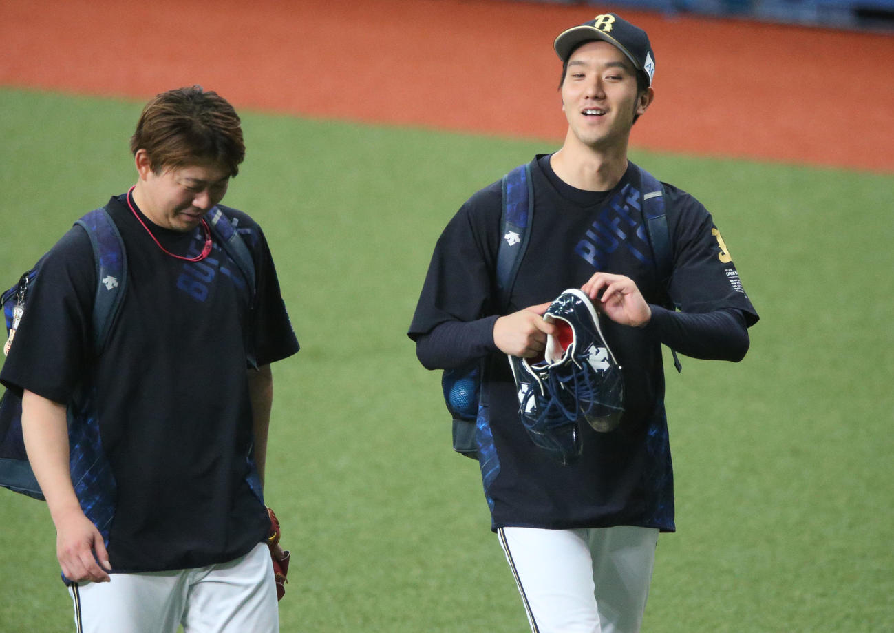 笑顔でグラウンド移動する田嶋（右）（2020年5月30日撮影）