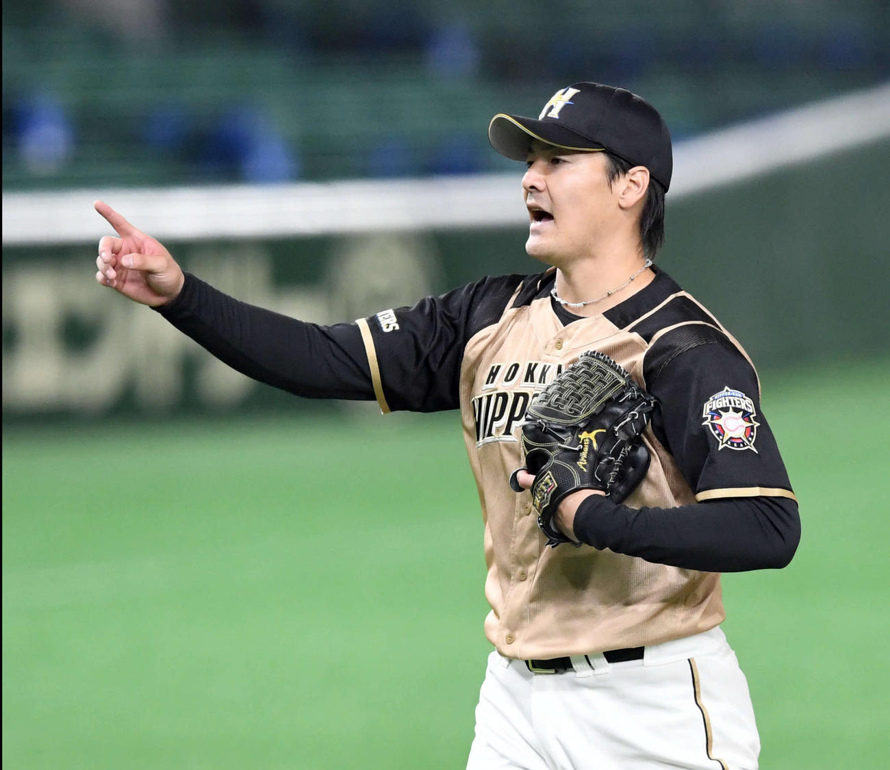 5回裏巨人1死一塁、代打重信の飛球に声を出す有原（撮影・たえ見朱実）