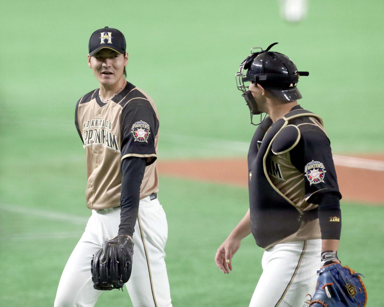 宇佐見（右）と会話を交わしながらベンチに戻る日本ハム有原（撮影・佐藤翔太）