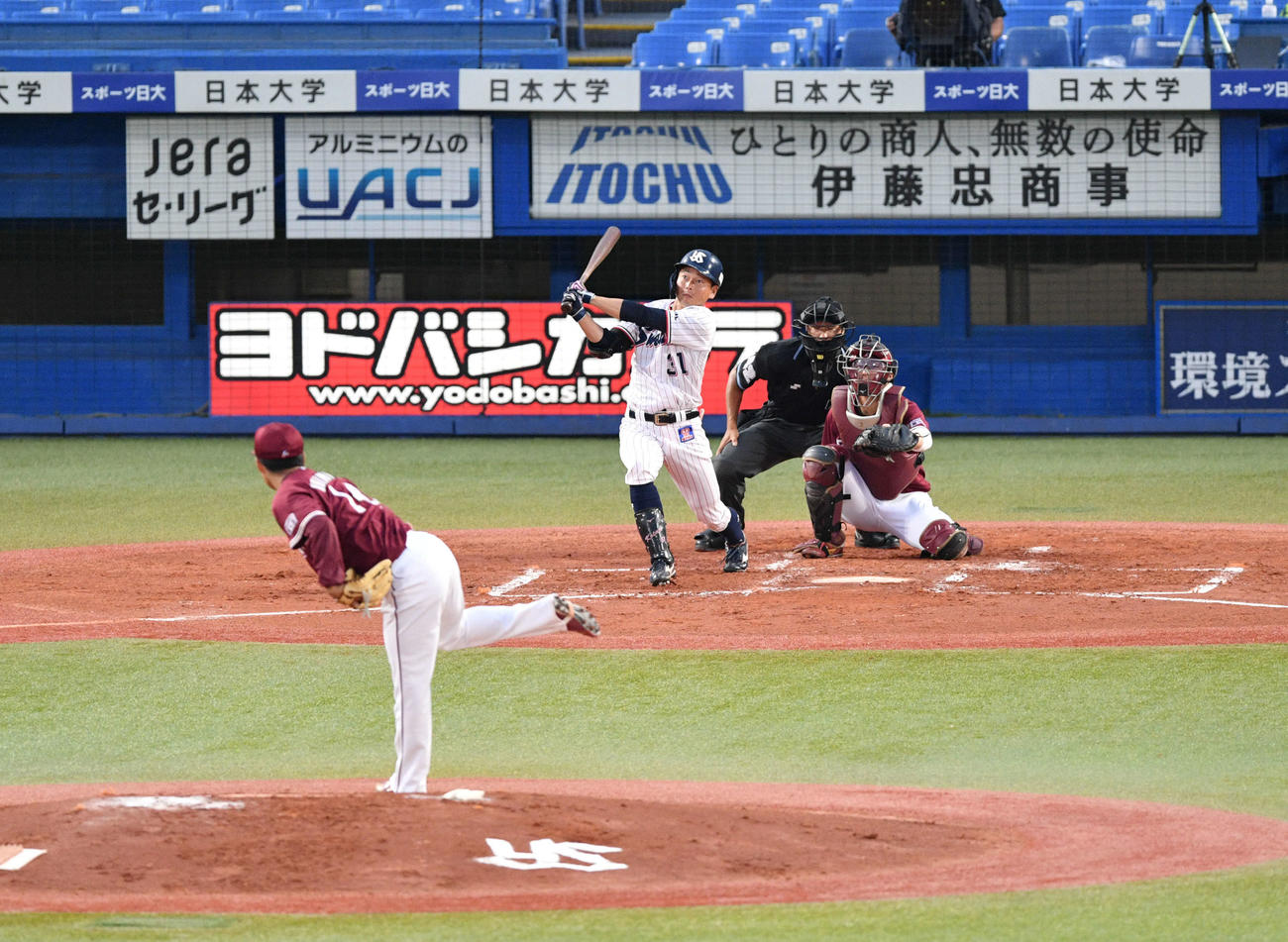 ヤクルト対楽天　1回裏ヤクルト1死、山崎は右越えソロ本塁打を放つ。投手則本昂（撮影・滝沢徹郎）