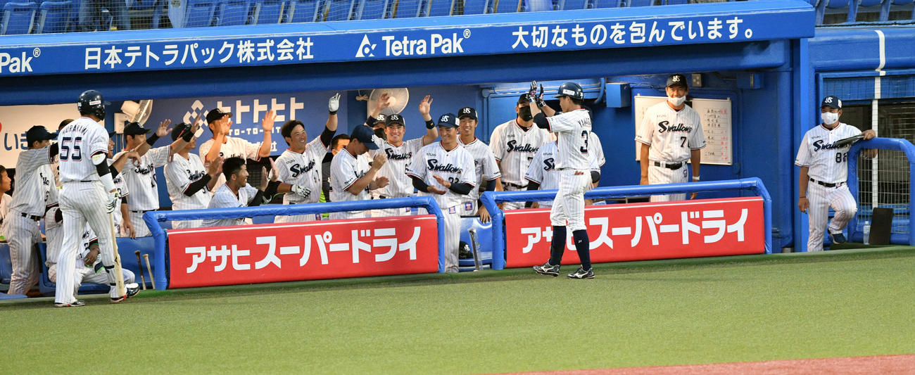 ヤクルト対楽天　1回裏ヤクルト1死、右越えソロ本塁打を放った山崎（手前）は生還しナインとエアータッチを交わす（撮影・滝沢徹郎）