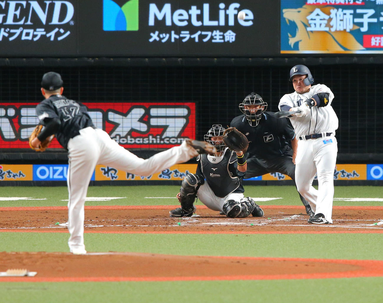 西武対ロッテ　1回裏西武1死一、二塁、左中間に逆転3点本塁打を放つ山川（撮影・河田真司）