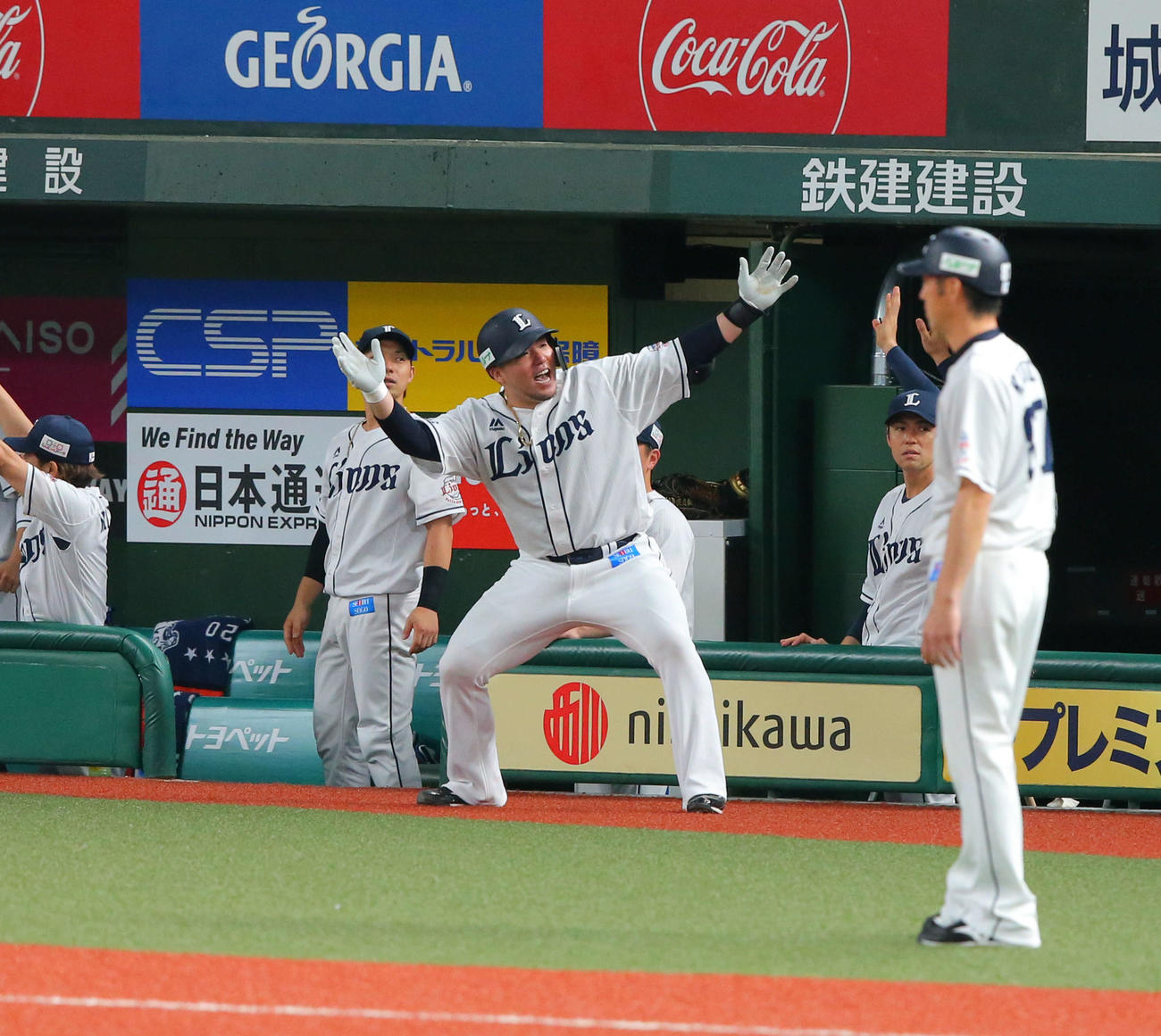 西武対ロッテ　1回裏西武1死一、二塁、左中間に逆転3点本塁打を放ち生還した山川はベンチ前で「どすこいポーズ」を見せる（撮影・河田真司）　　
