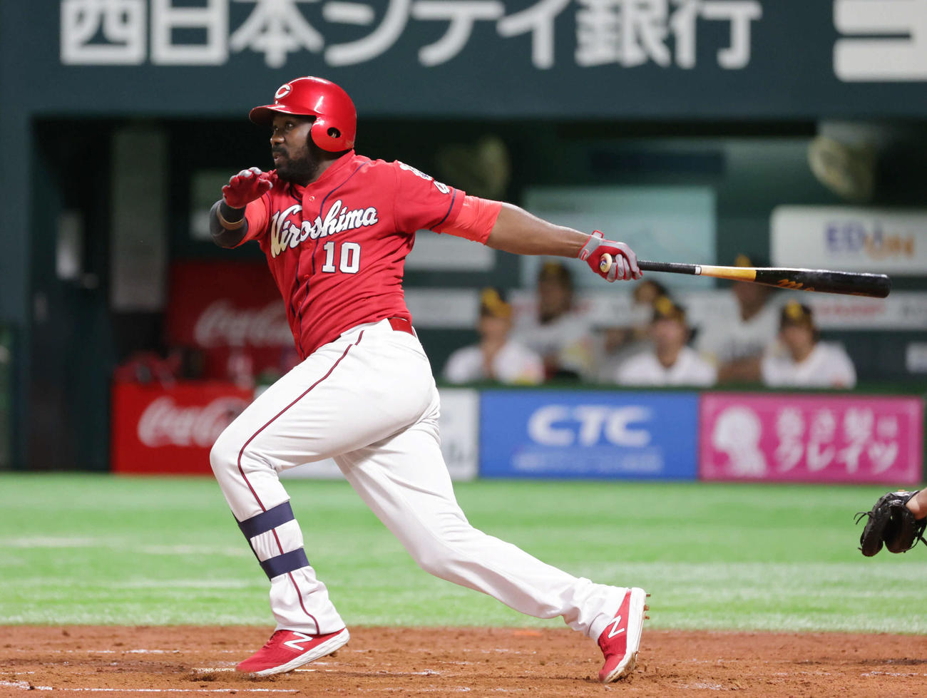 練習試合ソフトバンク対広島　3回表広島2死、ピレラは左前打を放つ（撮影・加藤孝規）