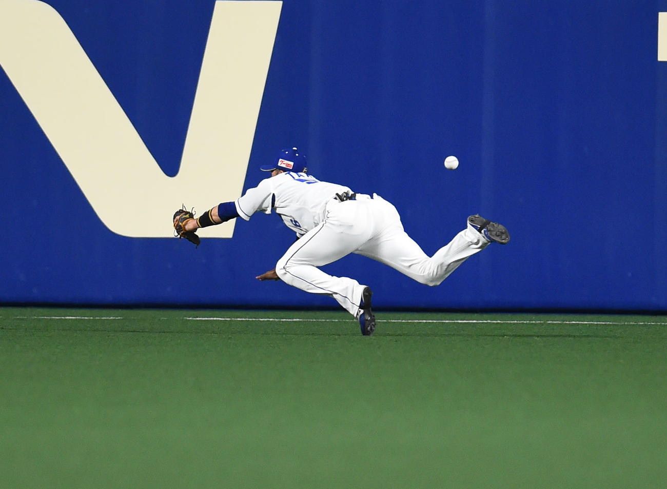 プロ野球練習試合　中日対DeNA　1回表DeNA2死一、二塁、ホセ・ロペスの打球に飛びつくも後逸する武田健吾（撮影・森本幸一）