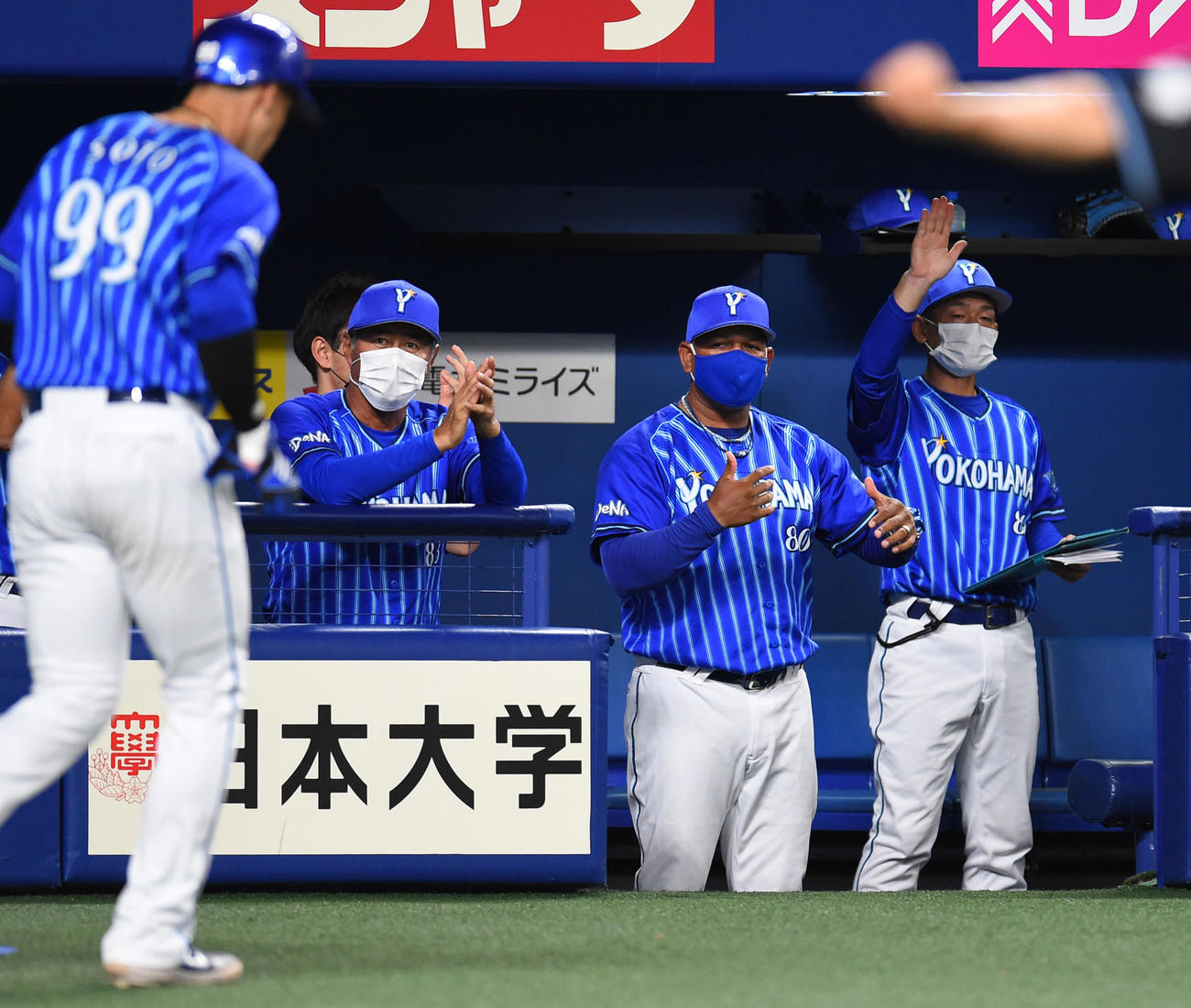 プロ野球練習試合　中日対DeNA　1回表DeNA2死一、二塁、ホセ・ロペスの2点適時二塁打に喜ぶベンチのラミレス（撮影・森本幸一）