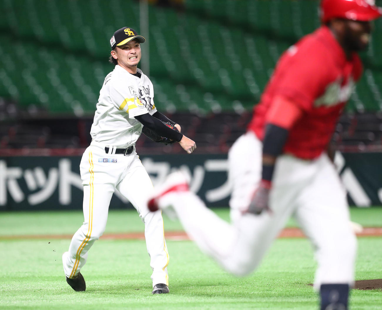 ソフトバンク対広島　1回表広島無死、ピレラの打球を足で受けながらも素早く捕球し投ゴロに仕留める（撮影・梅根麻紀）