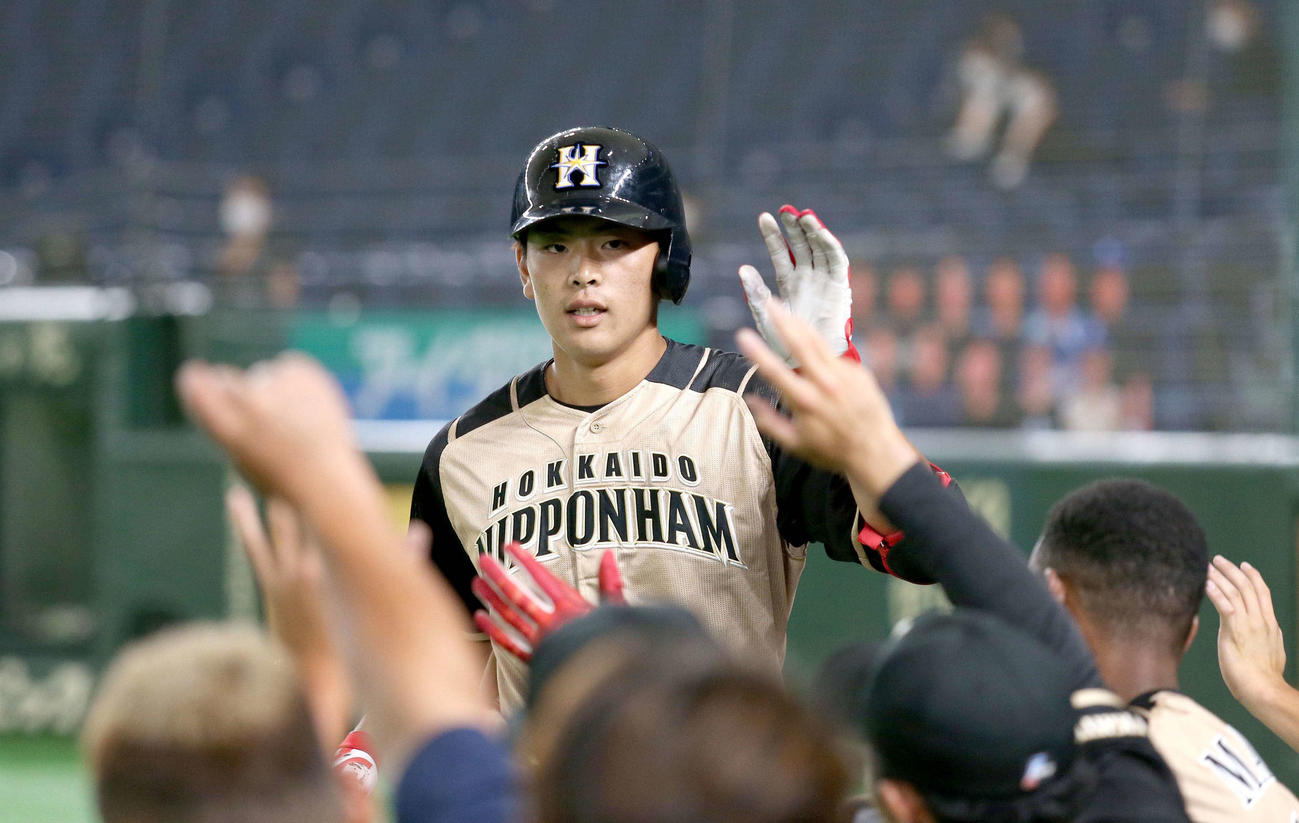 巨人対日本ハム　7回表日本ハム無死、野村は勝ち越しとなる左越えソロ本塁打を放ちチームメートに出迎えられる（撮影・佐藤翔太）