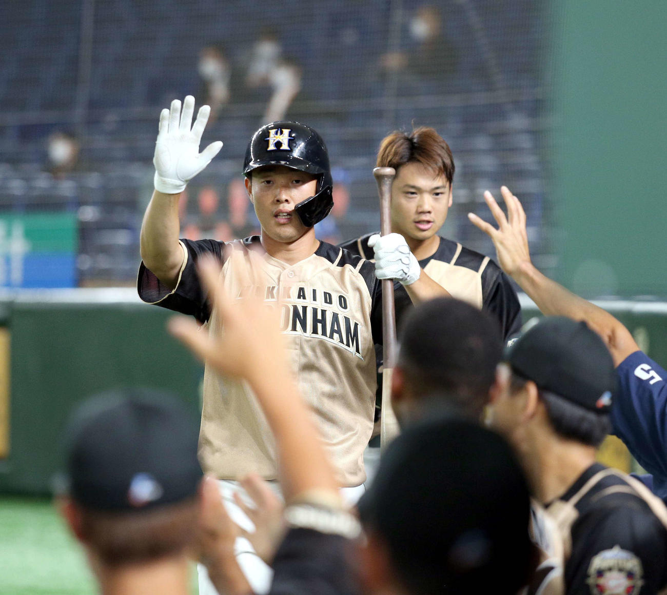 巨人対日本ハム　8回表日本ハム1死一塁、高浜は2点本塁打を放ちチームメートに出迎えられる（撮影・佐藤翔太）