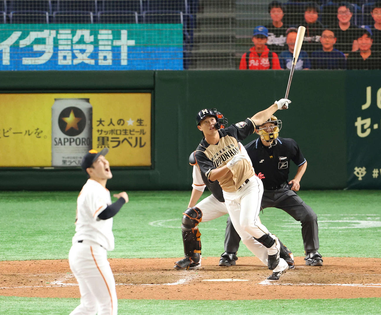 巨人対日本ハム　8回表日本ハム1死一塁、左越え2点本塁打を放つ高浜。投手鍵谷（撮影・河野匠）