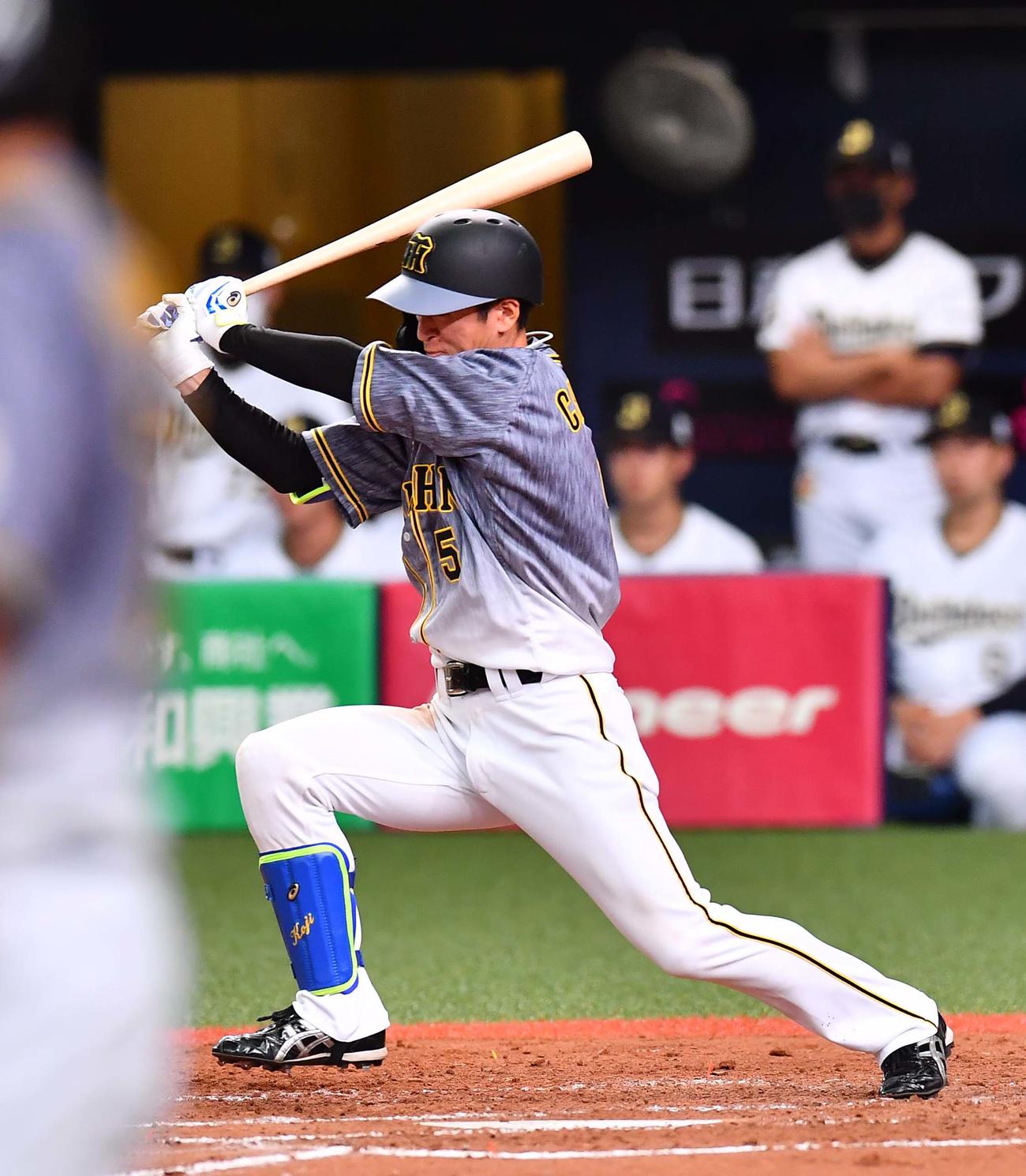 オリックス対阪神　5回表阪神2死二塁、中前に勝ち越し適時打を放つ近本光司（撮影・上田博志）