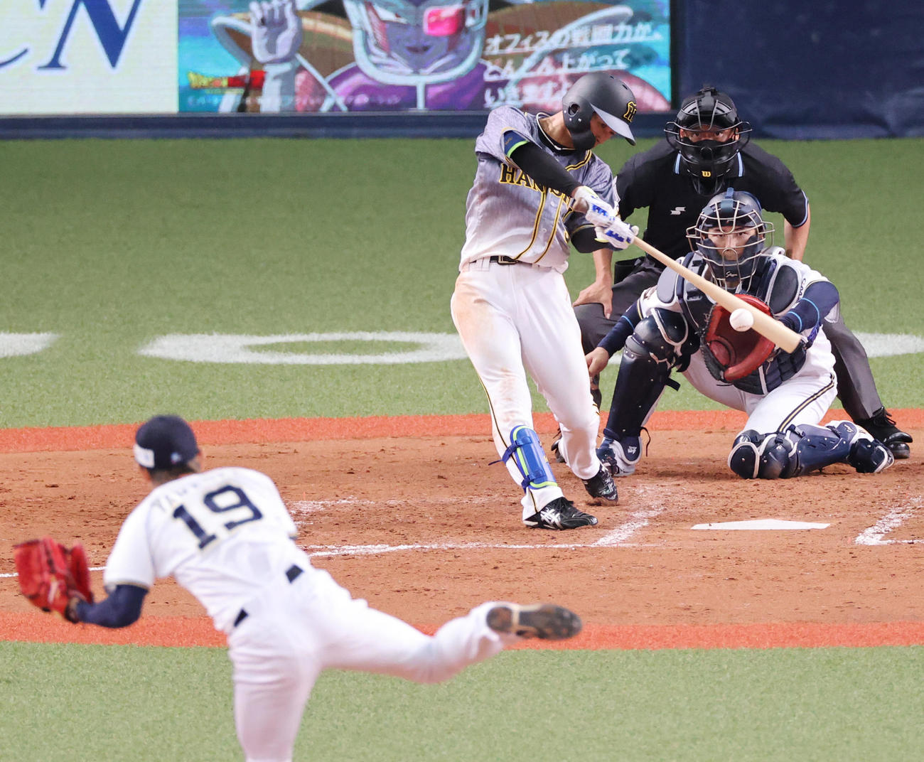 オリックス対阪神　5回表阪神2死二塁、右前へ勝ち越し適時打を放つ近本（撮影・清水貴仁）