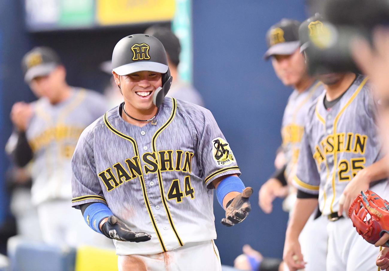 オリックス対阪神　5回表阪神2死二塁、近本光司の中前勝ち越し適時打で生還し笑顔を見せる梅野隆太郎（撮影・上田博志）