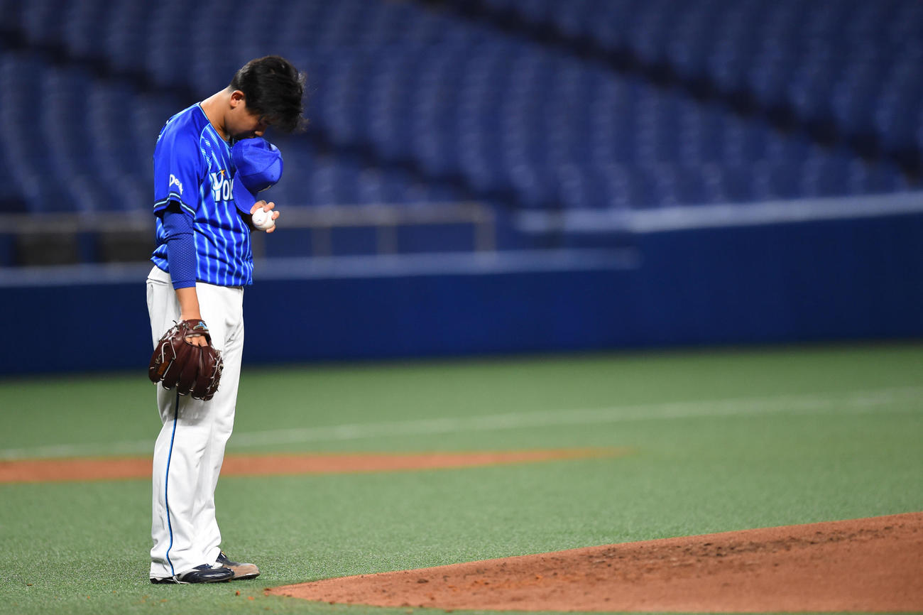中日対DeNA　1回裏、登板前、マウンドに一礼するDeNA今永（撮影・森本幸一）