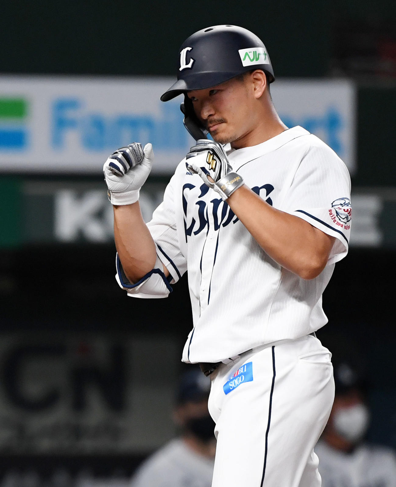 西武対ロッテ　4回裏西武2死一塁、右中間へ2点本塁打を放ちガッツポーズする川越（撮影・横山健太）