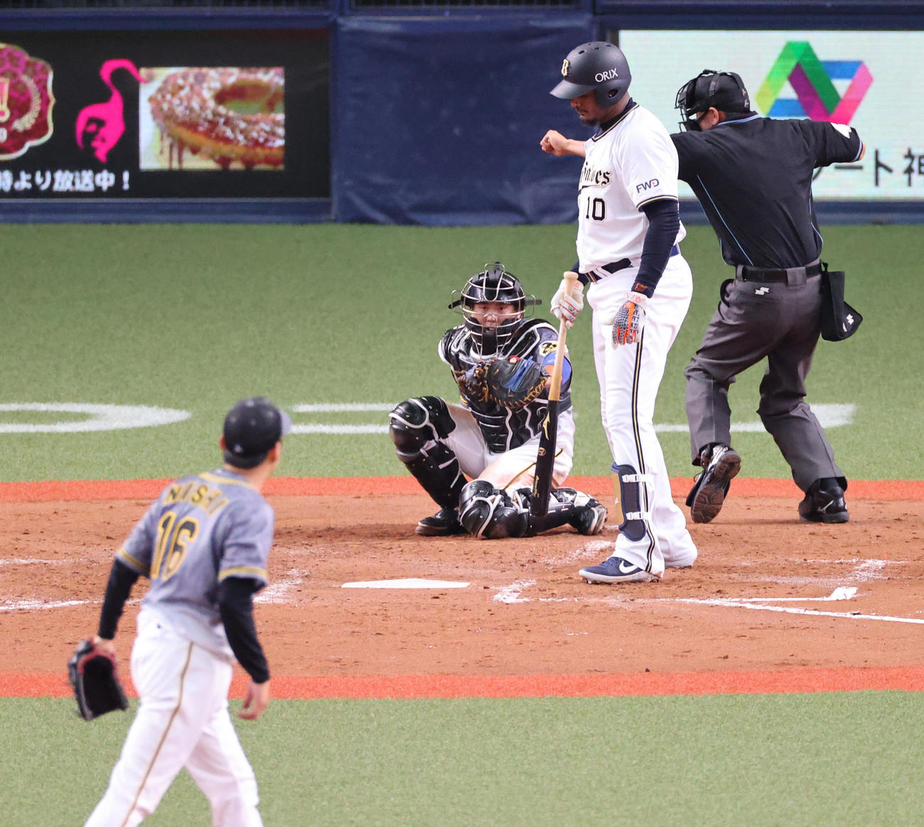 練習試合　オリックス対阪神　5回裏オリックス2死一塁、阪神西勇輝の前に見逃し三振に倒れるアダム・ジョーンズ（撮影・清水貴仁）