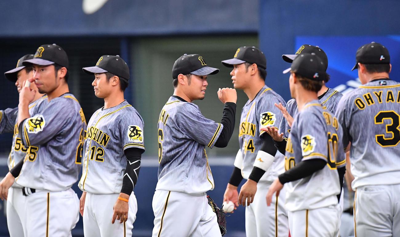 オリックス打線を5回1失点と好投しナインとエアタッチする西勇輝（中央）（撮影・上田博志）