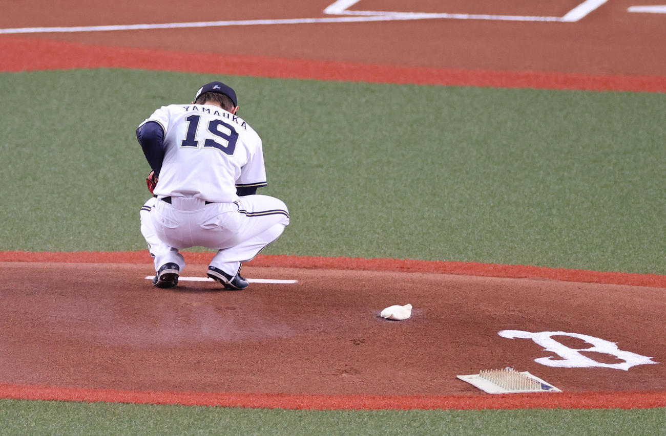 オリックス対阪神　初回のマウンドでプレートに手を置くオリックス先発山岡（撮影・清水貴仁）