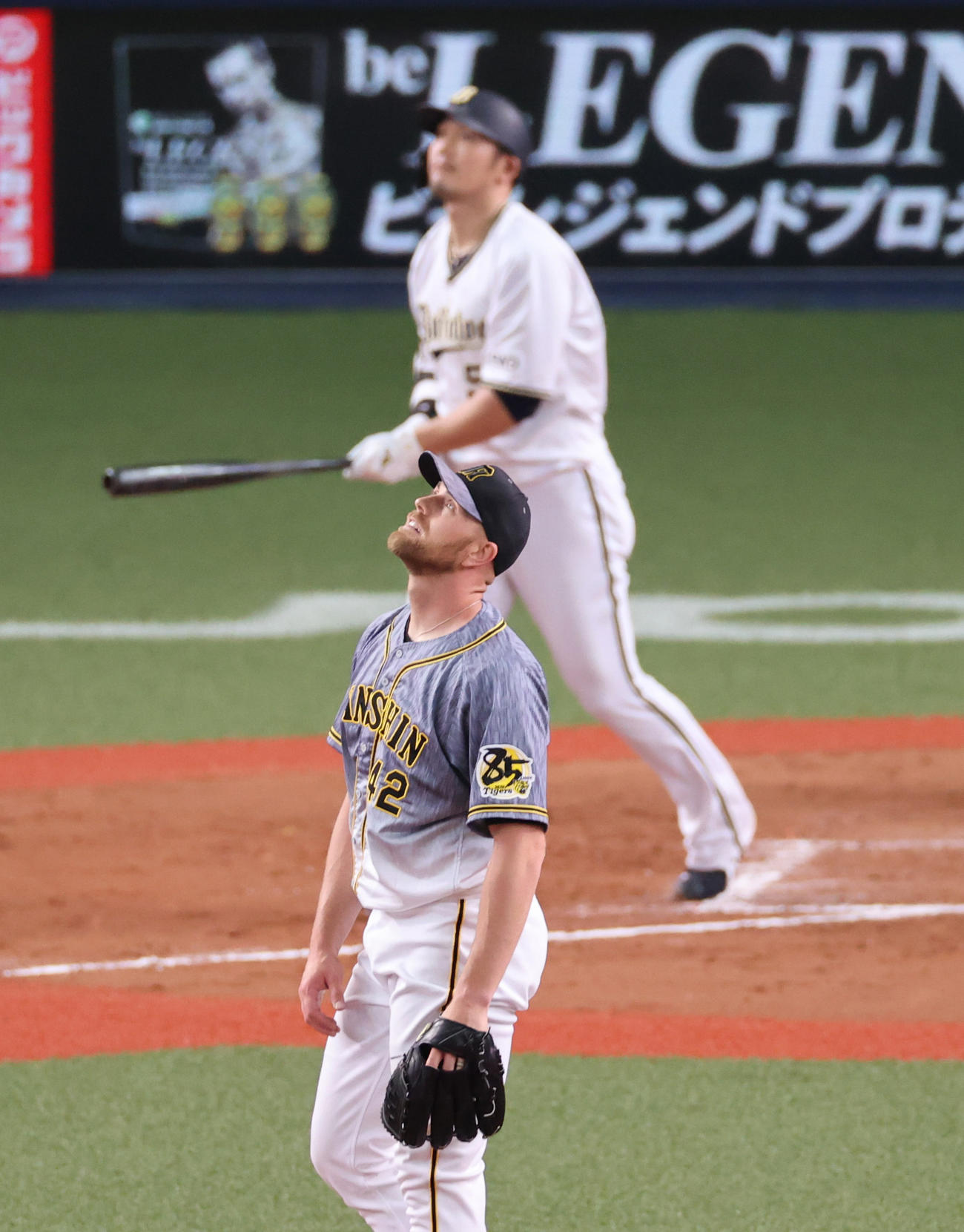 8回裏オリックス2死、T－岡田に右越え本塁打を浴びるジョン・エドワーズ（撮影・清水貴仁）