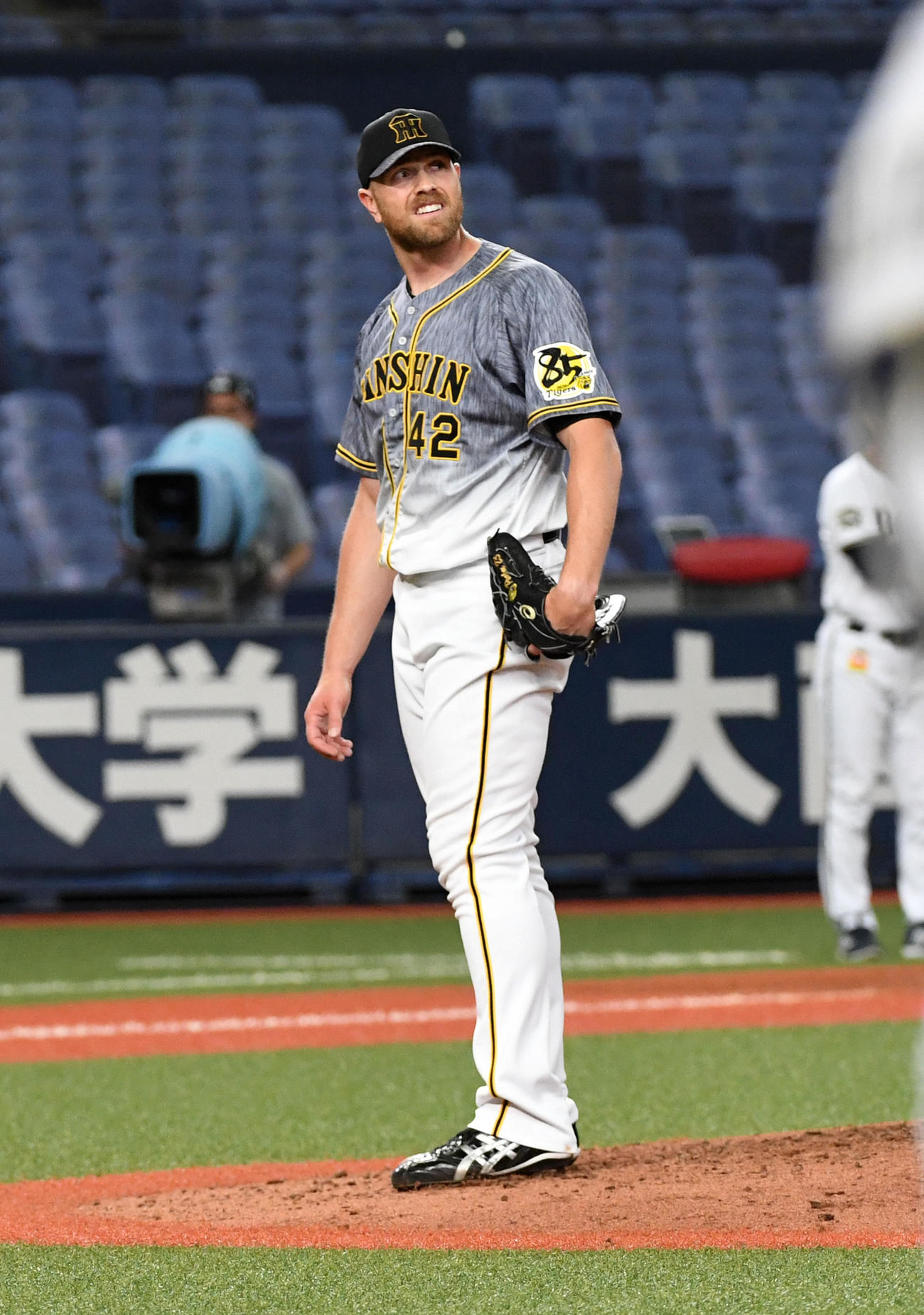 8回裏オリックス2死、T－岡田に右越え本塁打を打たれ打球の方向を見るエドワーズ（撮影・前岡正明）