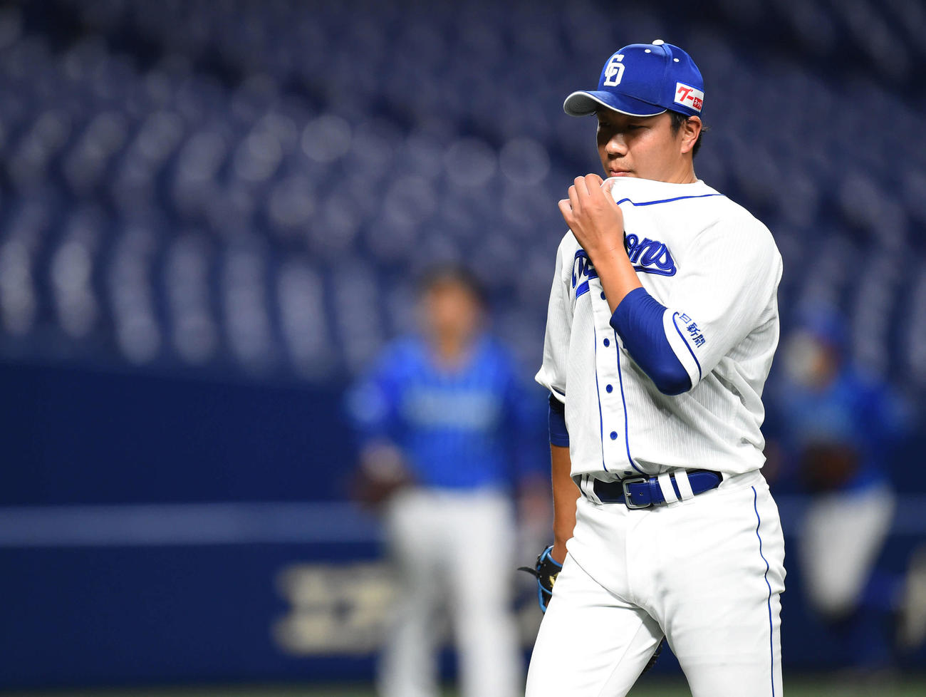 中日対DeNA　1回に2失点しベンチへ戻る大野雄（撮影・森本幸一）