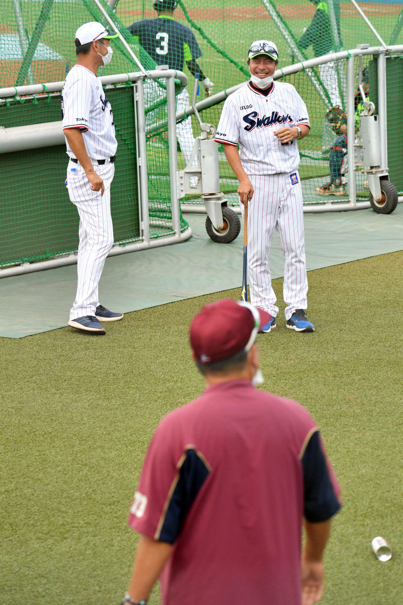ヤクルト対楽天　試合前練習で楽天野村1軍作戦コーチ（手前）と笑顔で話すヤクルト高津監督（奥右）（撮影・滝沢徹郎）