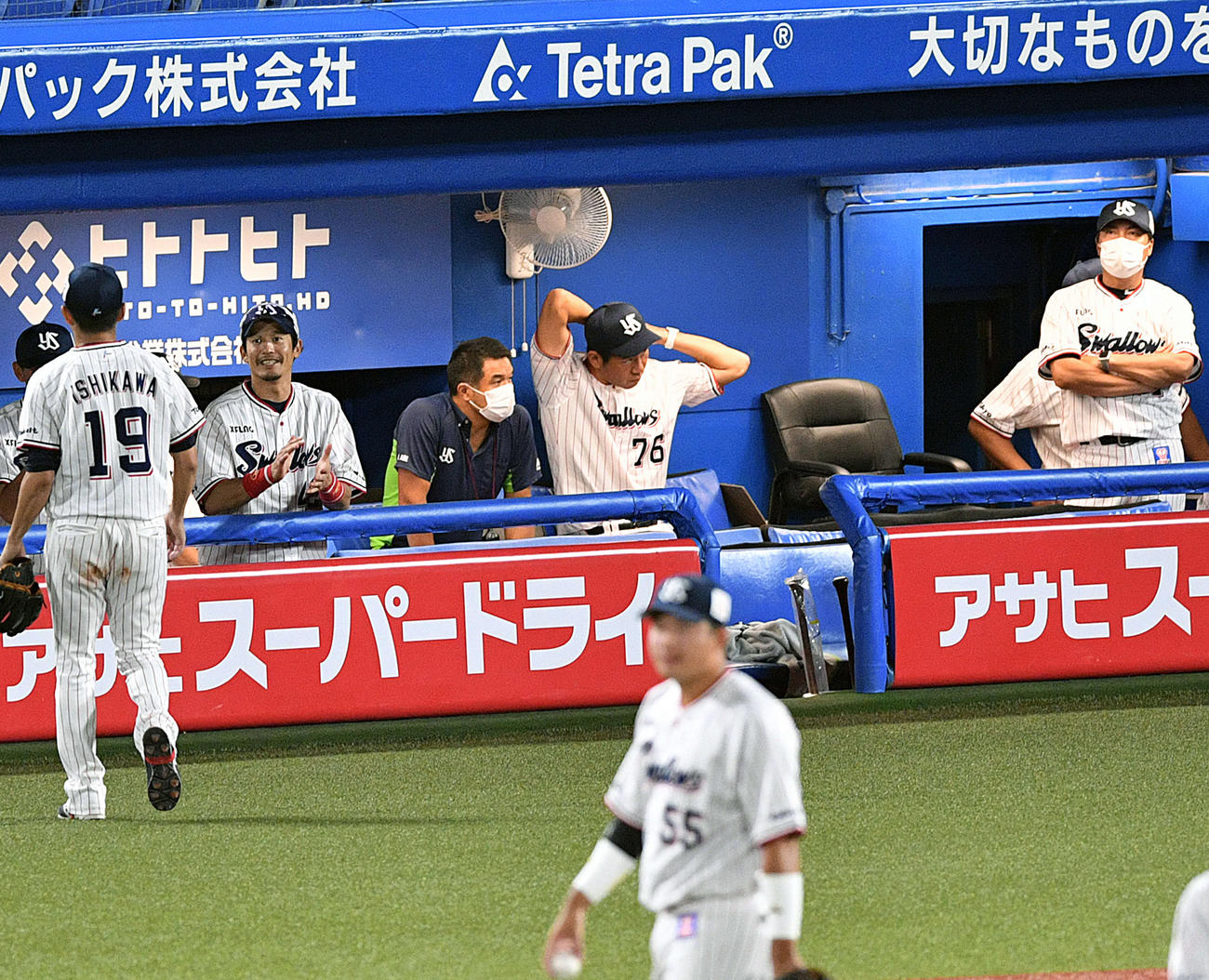 5回表、交代しベンチへ引き揚げるヤクルト石川（左手前）に視線を送る高津監督（右）（撮影・滝沢徹郎）