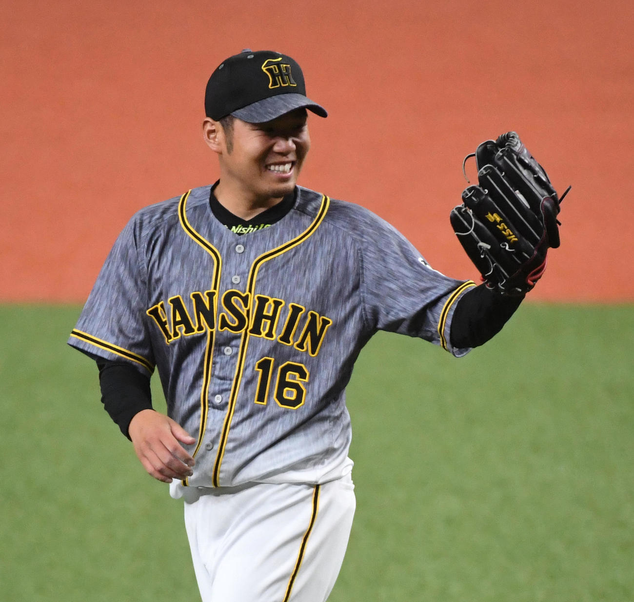 練習試合オリックス対阪神　1回裏オリックス無死一塁、アデルリン・ロドリゲスを三塁ゴロ併殺に打ち取り笑顔で球審からボールを受け取った阪神先発の西勇輝（撮影・前岡正明）