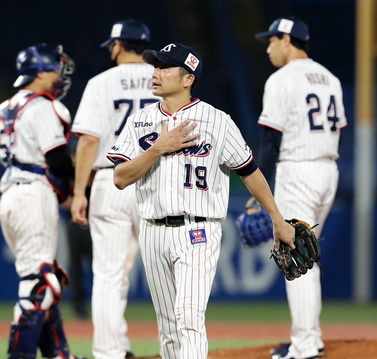 ヤクルト対楽天　5回表楽天2死、降板を告げられた石川は胸に手を当てながらベンチに戻る（撮影・浅見桂子）