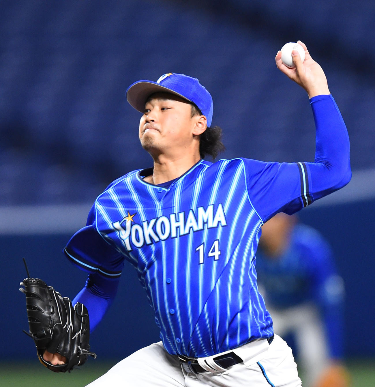 8回裏、DeNA4番手で登板する石田（撮影・森本幸一）