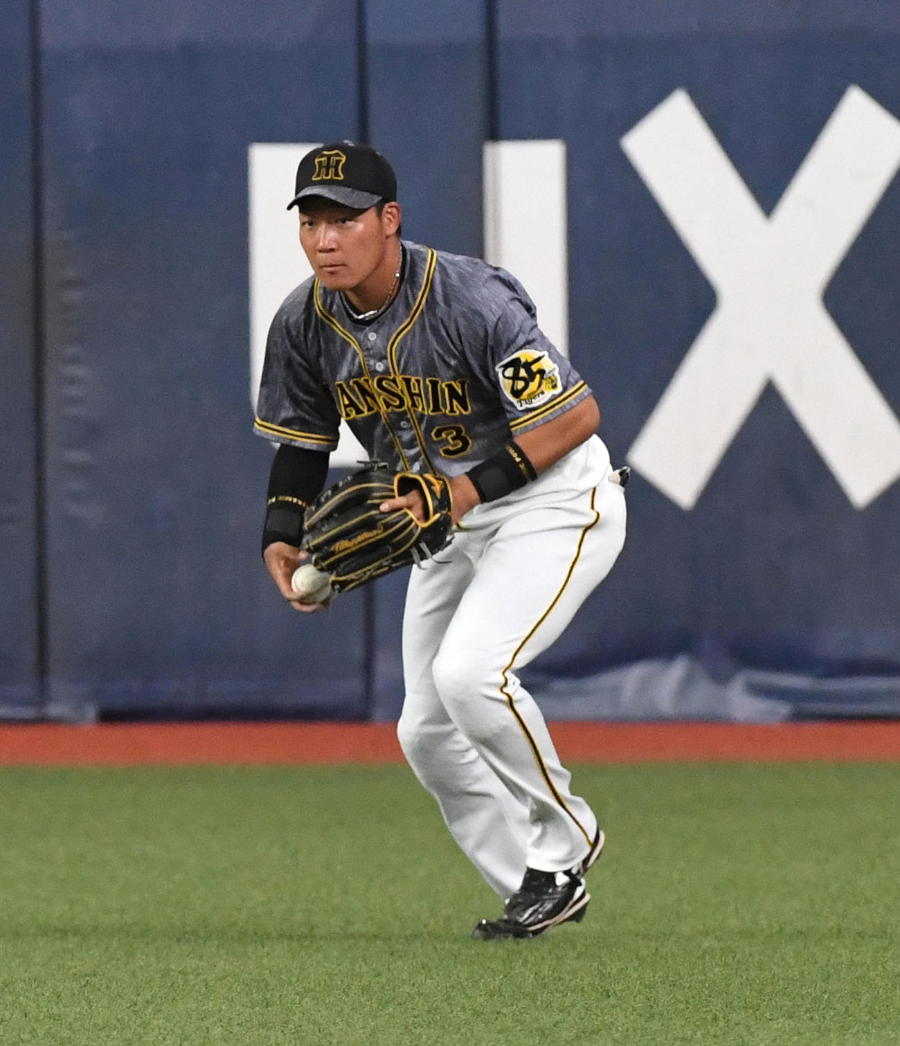 練習試合オリックス対阪神　7回裏オリックス無死、吉田正尚の右前打を捕球する大山悠輔（撮影・前岡正明）