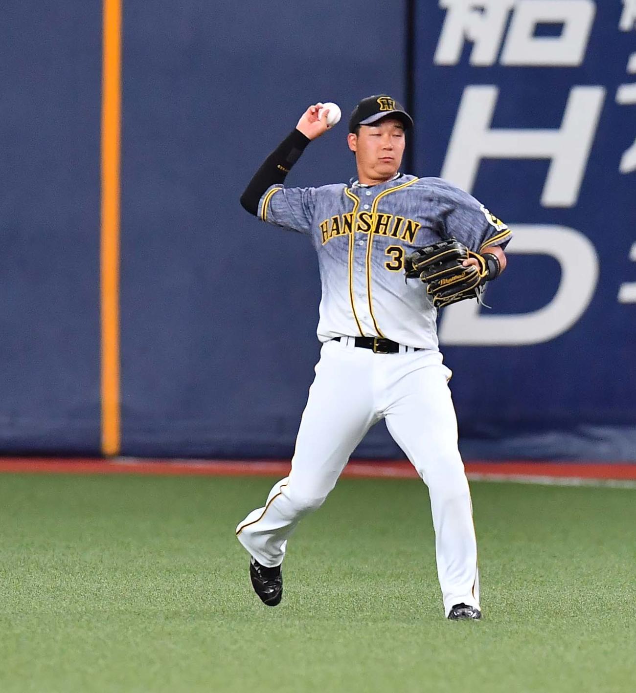 オリックス対阪神　6回裏オリックス1死一、二塁、安達了一の右前安打を処理する大山悠輔（撮影・上田博志）