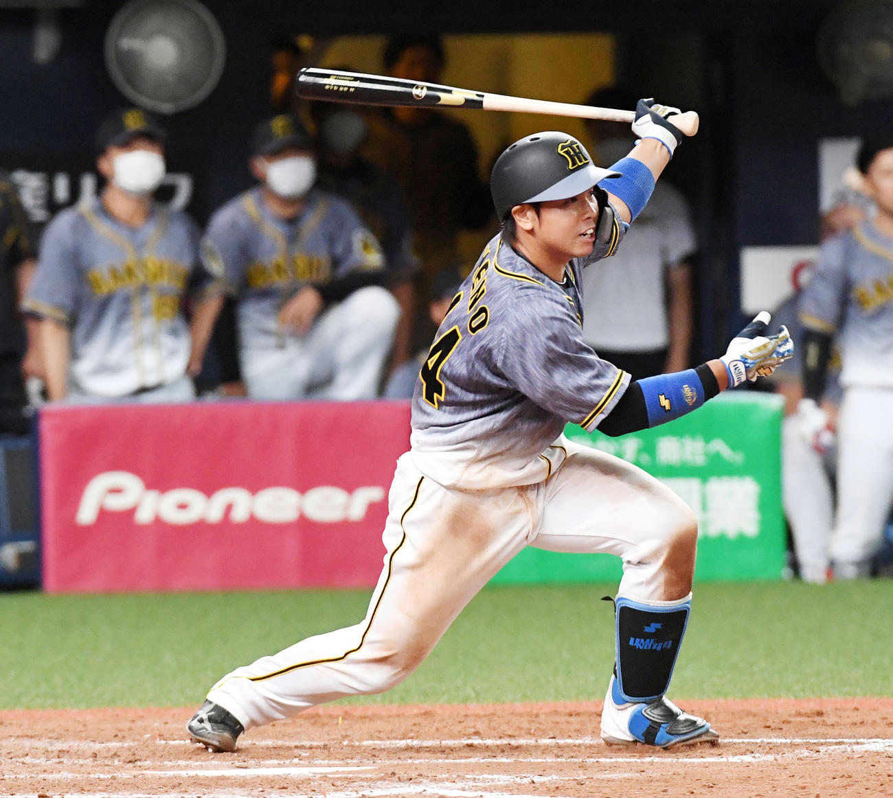 9回表阪神2死一、二塁、梅野は中前打を放つ（撮影・前岡正明）