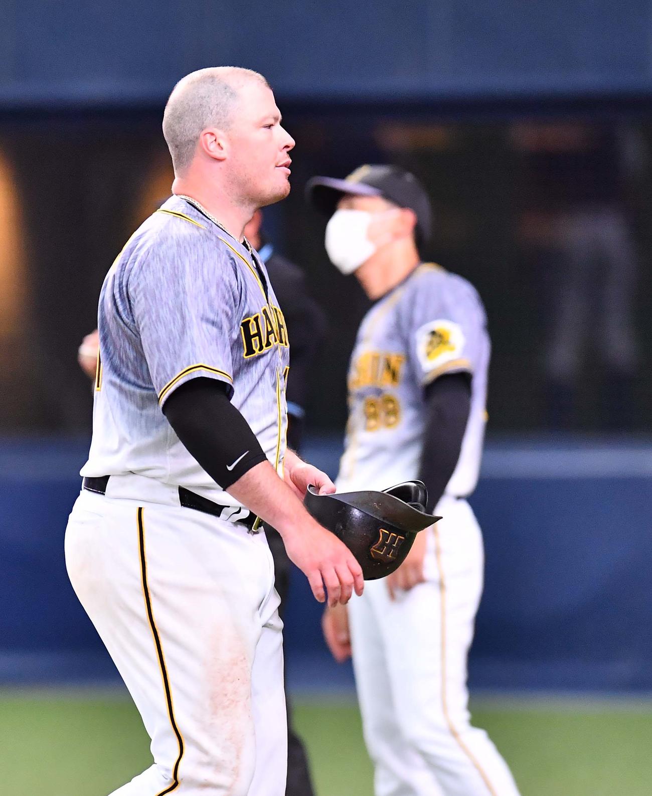 オリックス対阪神　8回表阪神1死一、三塁、二塁併殺打に倒れるジャスティン・ボーア（左）と選手交代を告げる矢野燿大監督（撮影・上田博志）