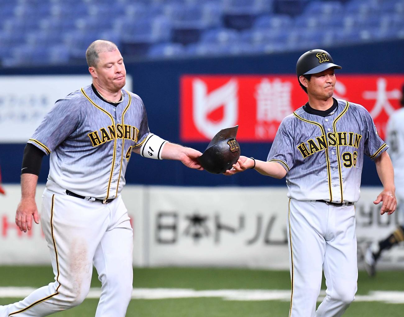 オリックス対阪神　8回表阪神1死一、三塁、二塁併殺打に倒れるジャスティン・ボーア（撮影・上田博志）