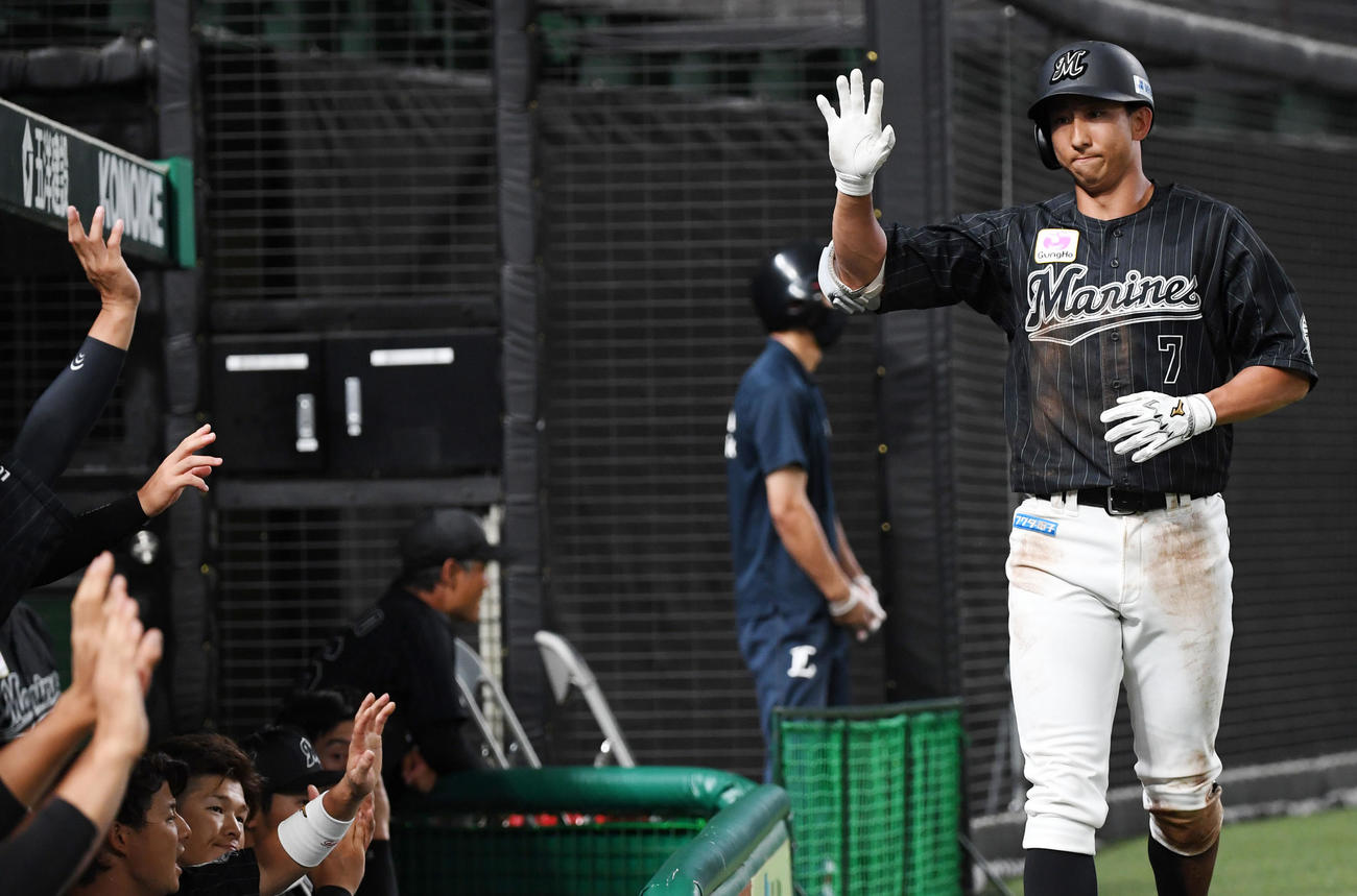 2回表ロッテ1死、右越え本塁打を放ちエアタッチをする福田秀（撮影・横山健太）