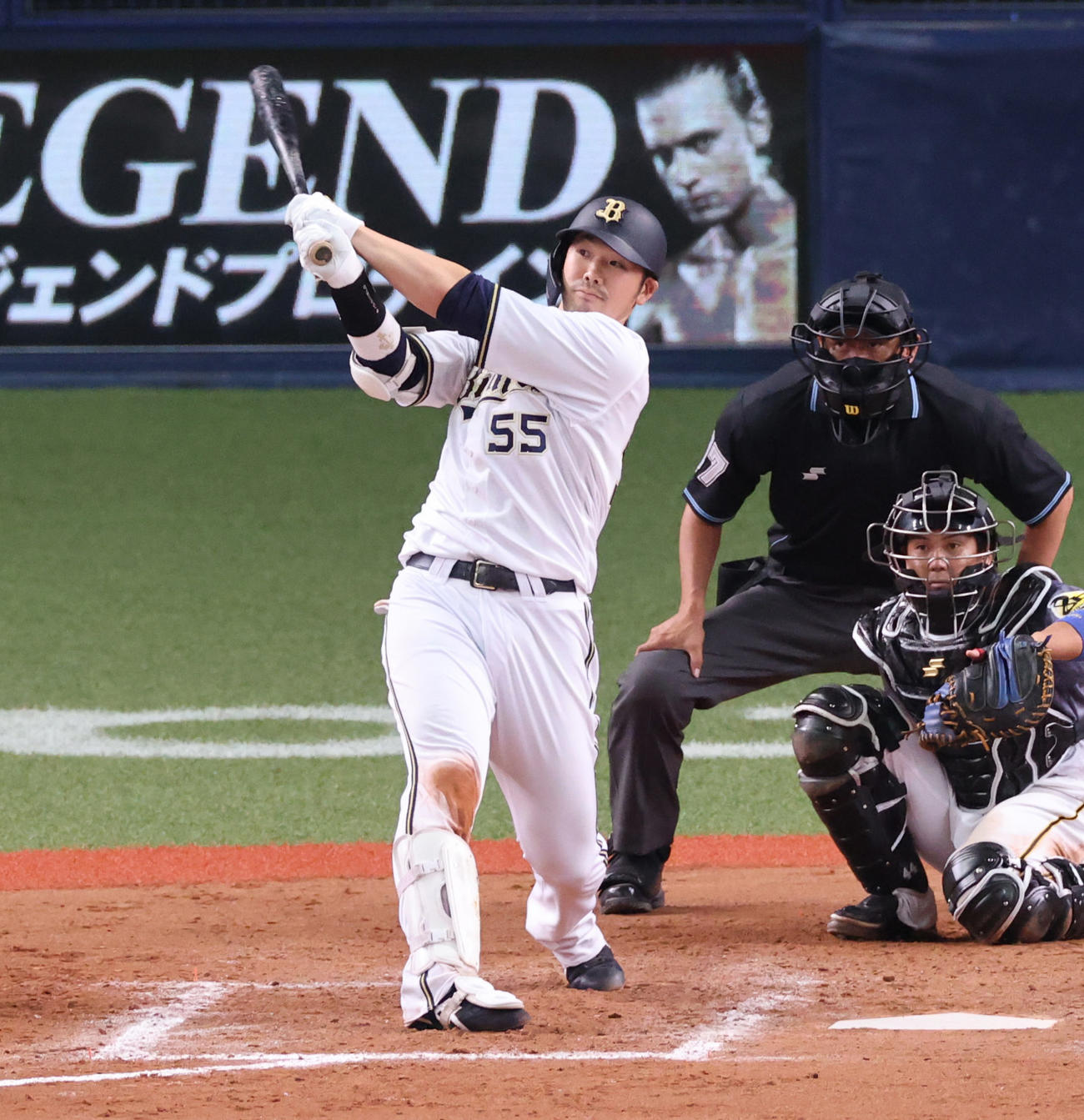 オリックス対阪神　8回裏オリックス2死、阪神ジョン・エドワーズから右越えの勝ち越し本塁打を放つT－岡田（撮影・清水貴仁）