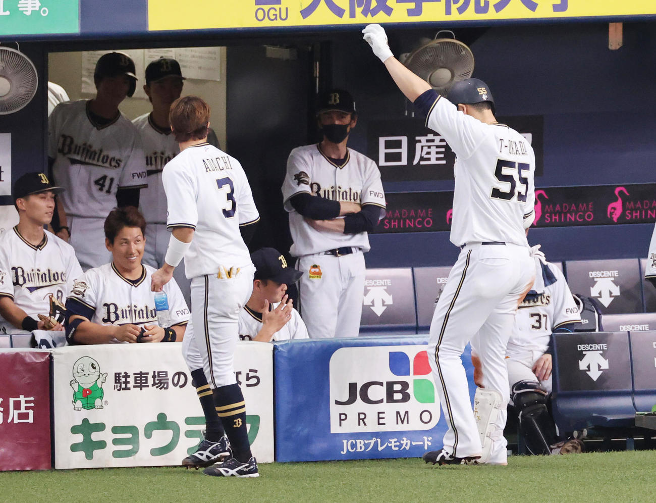 オリックス対阪神　8回裏オリックス2死、右越えの勝ち越し本塁打を放ったT－岡田（右）は跳ね返ってグラウンドに戻ってきたボールを安達了一から受け取る（撮影・清水貴仁）