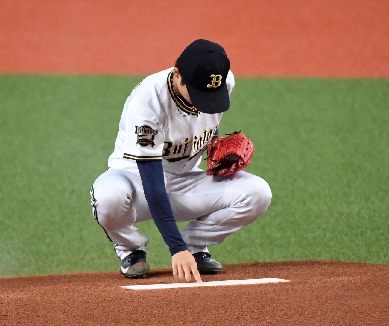 1回、マウンドでプレートに触れるオリックス先発の山岡（撮影・前岡正明）